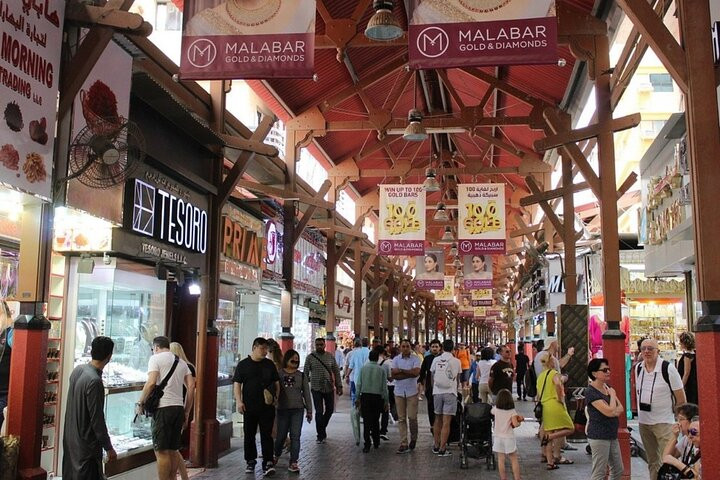 Wander through the lively streets of historic Dubai where bustling souks rich aromas and local charm create unforgettable experiences. Discover hidden treasures at every turn as you explore.